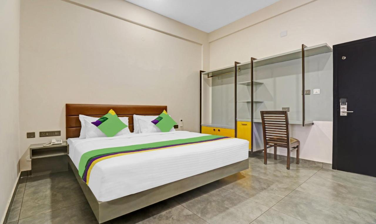 Treebo Grand Vistara Airport Suites Kochi Exterior foto