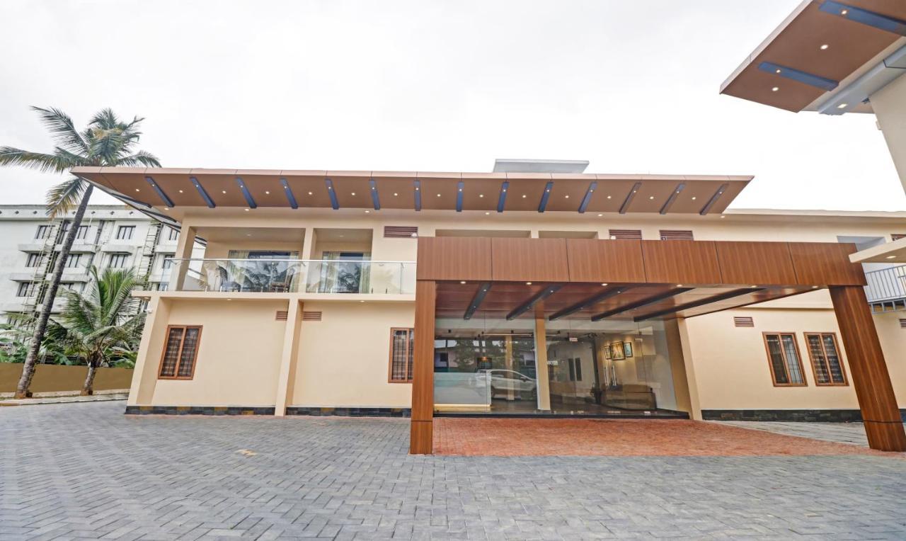 Treebo Grand Vistara Airport Suites Kochi Exterior foto