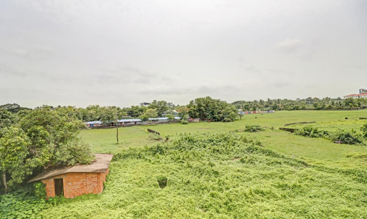 Treebo Grand Vistara Airport Suites Kochi Exterior foto
