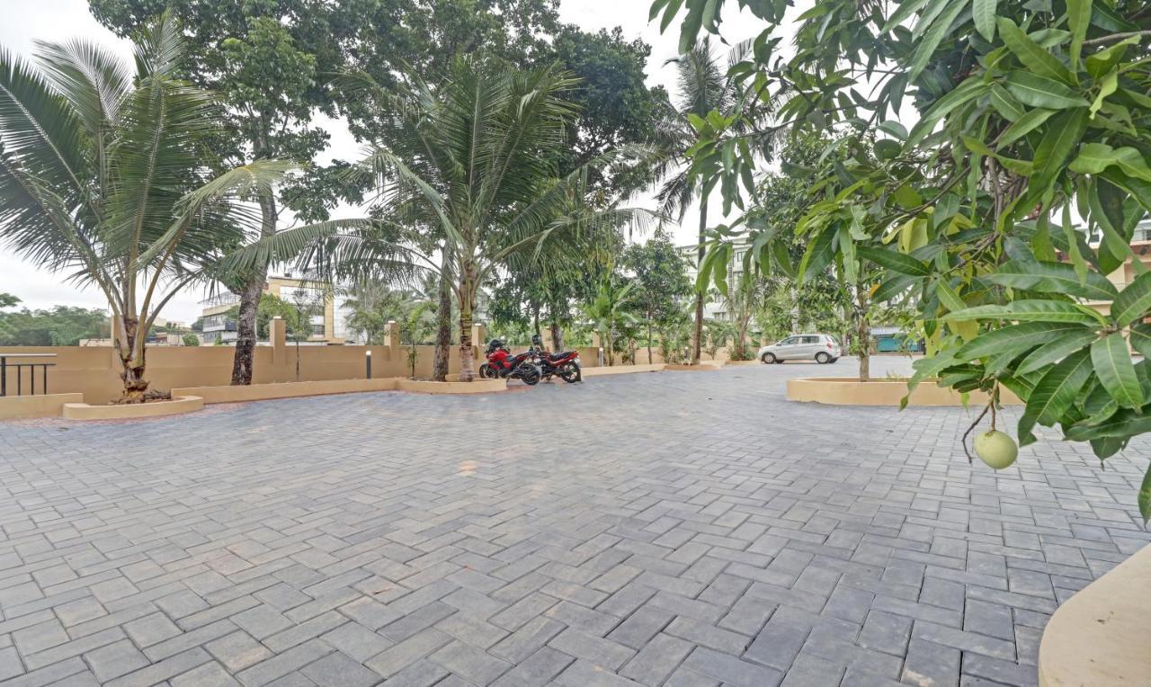 Treebo Grand Vistara Airport Suites Kochi Exterior foto