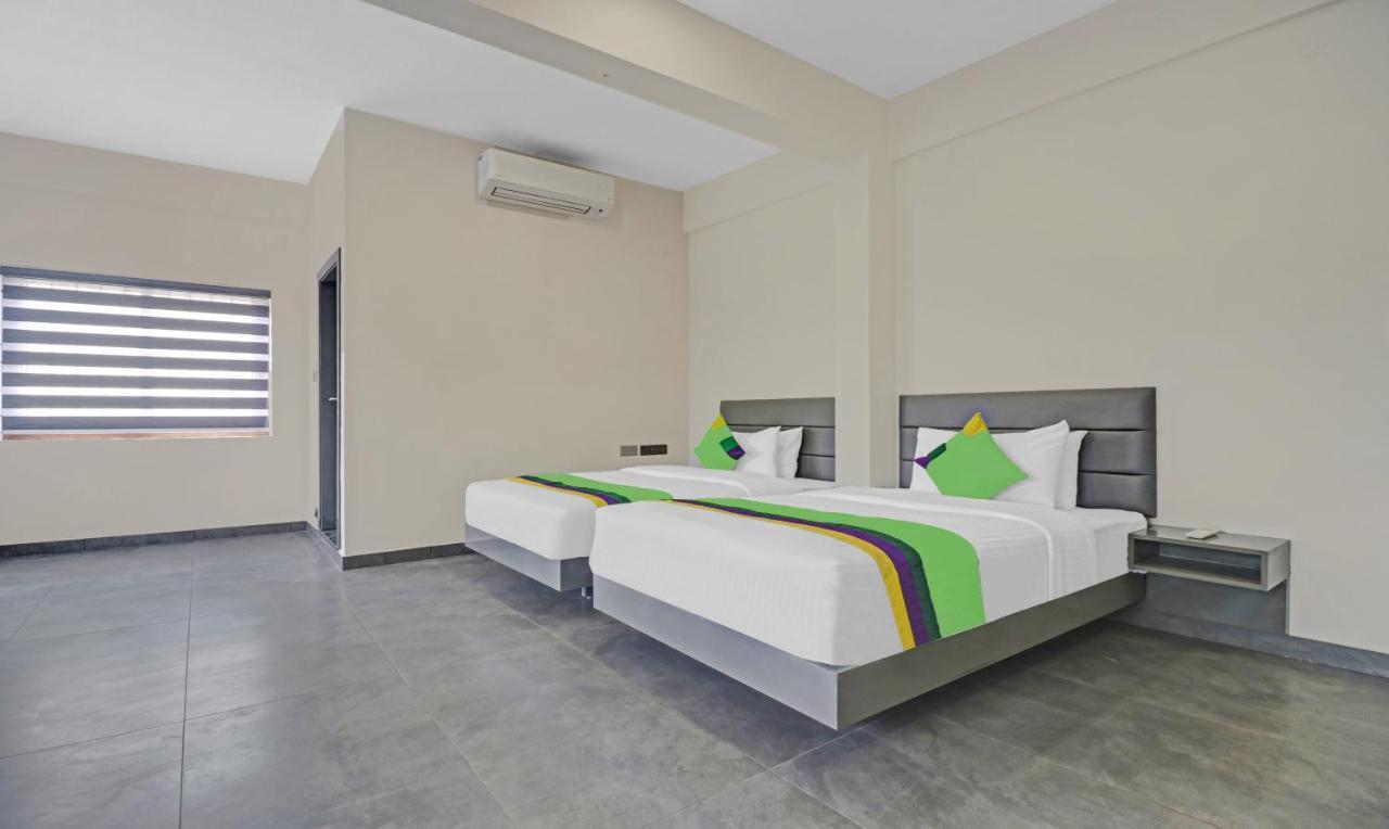 Treebo Grand Vistara Airport Suites Kochi Exterior foto