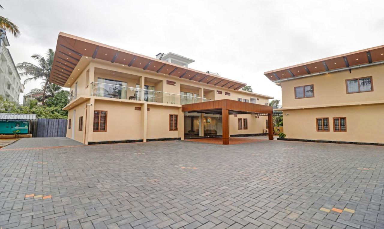 Treebo Grand Vistara Airport Suites Kochi Exterior foto