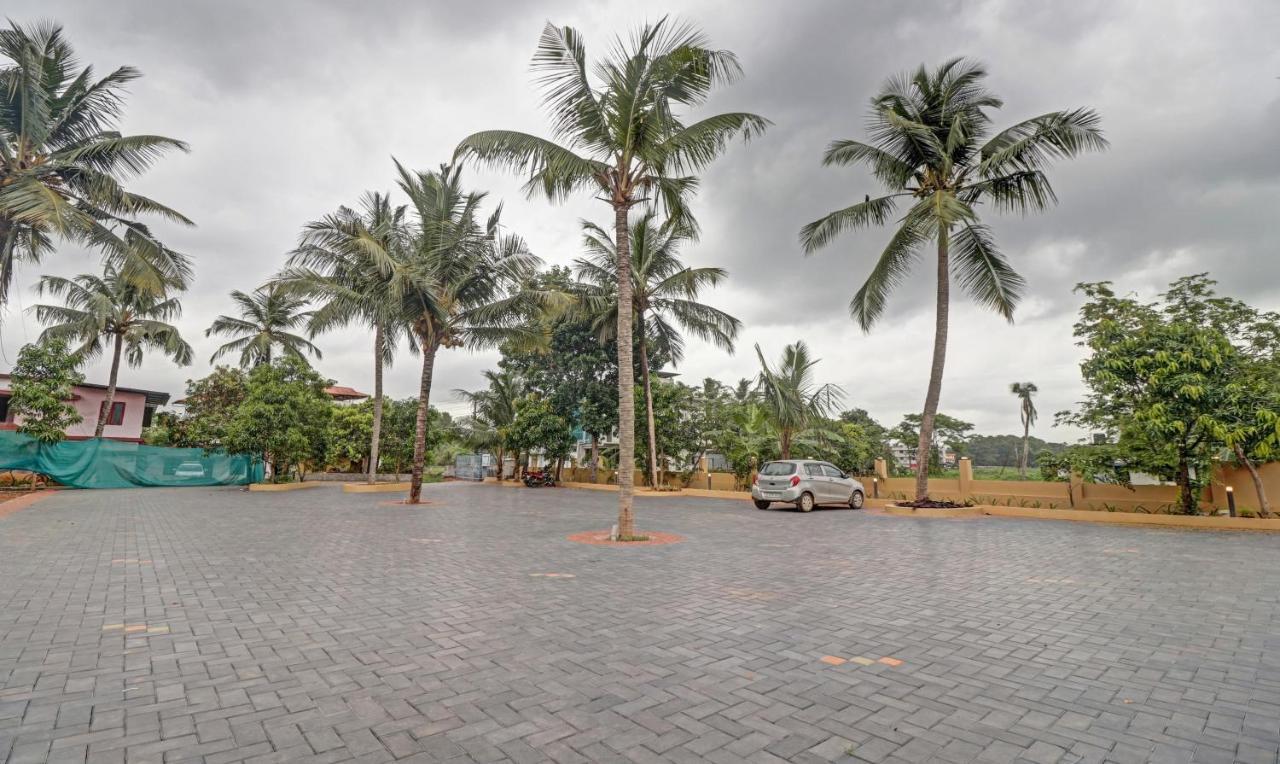 Treebo Grand Vistara Airport Suites Kochi Exterior foto